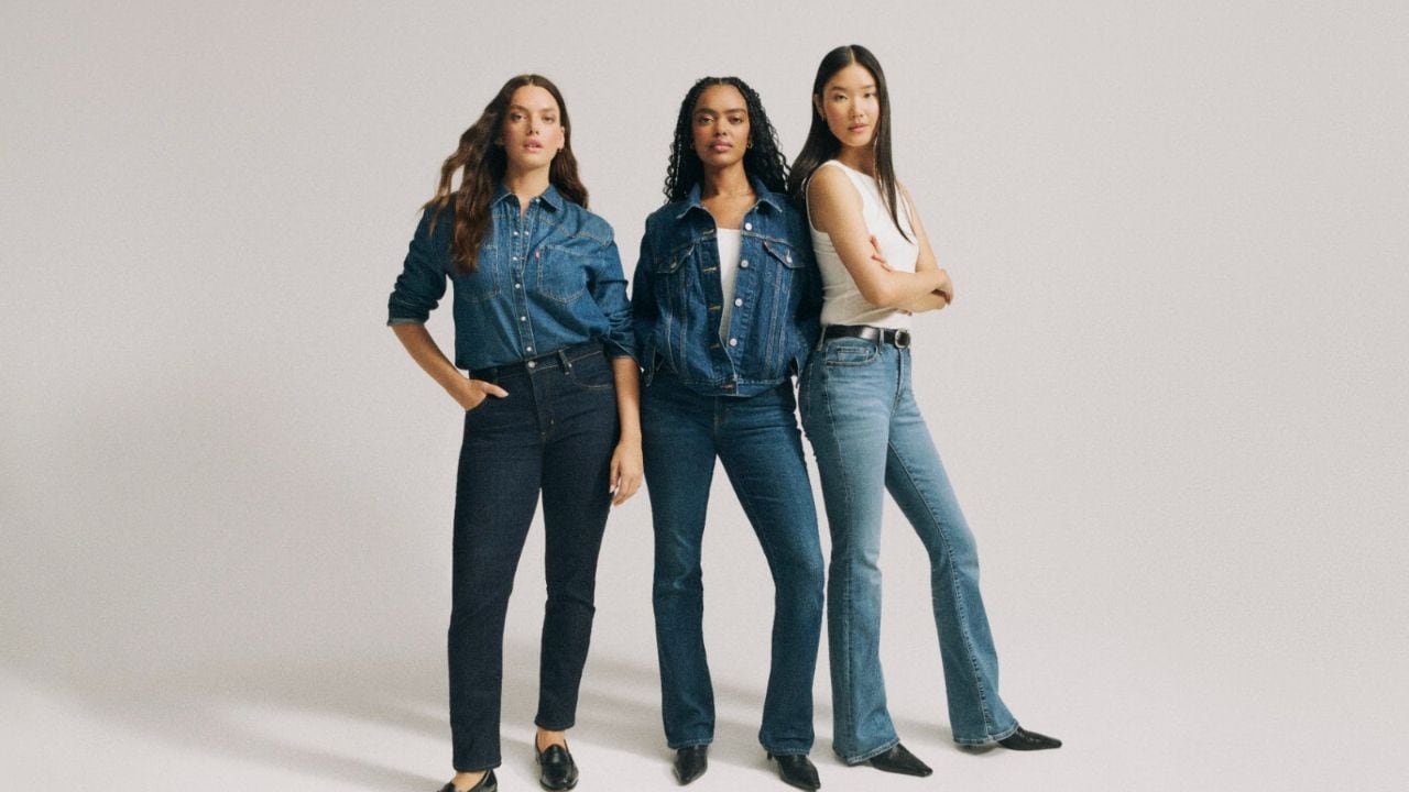 Los jeans de cortes relajados y las prendas de inspiración western ganan espacio en las combinaciones cotidianas. Conoce tres formas de actualizar un outfit sin dejar de lado la comodidad.