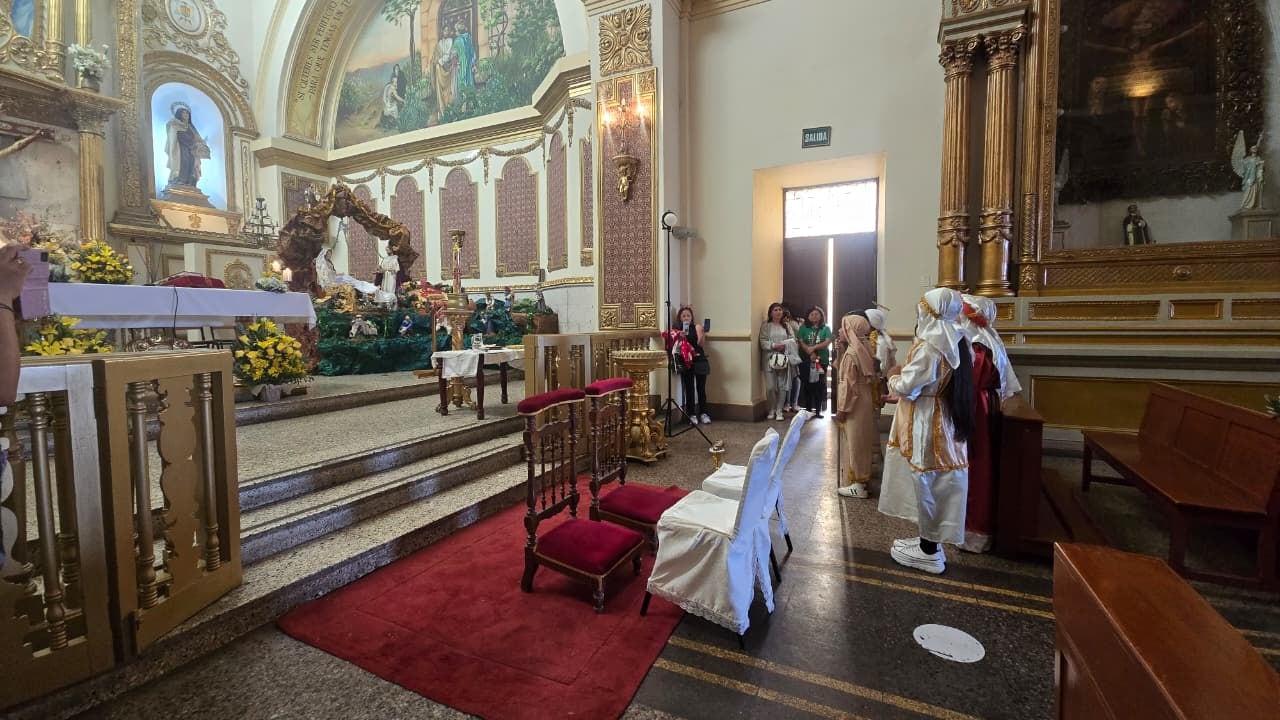 Niños adoradores visitan nacimientos en iglesias del Centro Histórico de Arequipa. (Foto: Yunsu Pariapaza/@photo.gec)