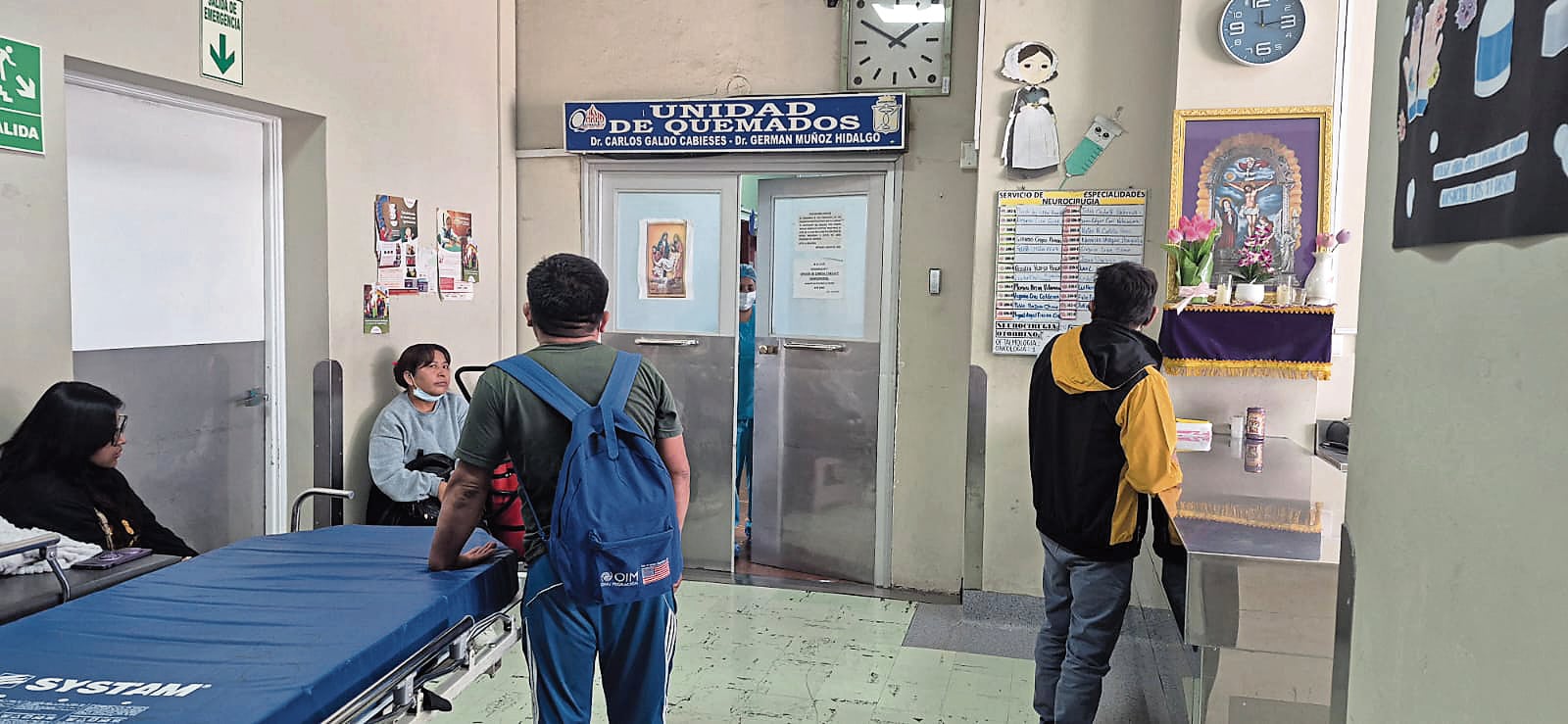 Pacientes reciben cuidado de médicos en esta área del hospital Honorio Delgado Espinoza de Arequipa. Foto: GEC.
