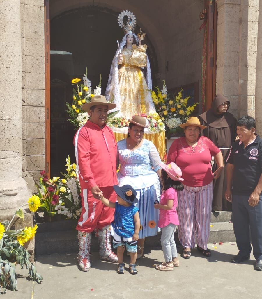 Devotos aprovecharon para expresar su saludo a la virgen de la Candelaria. (Foto: GEC)