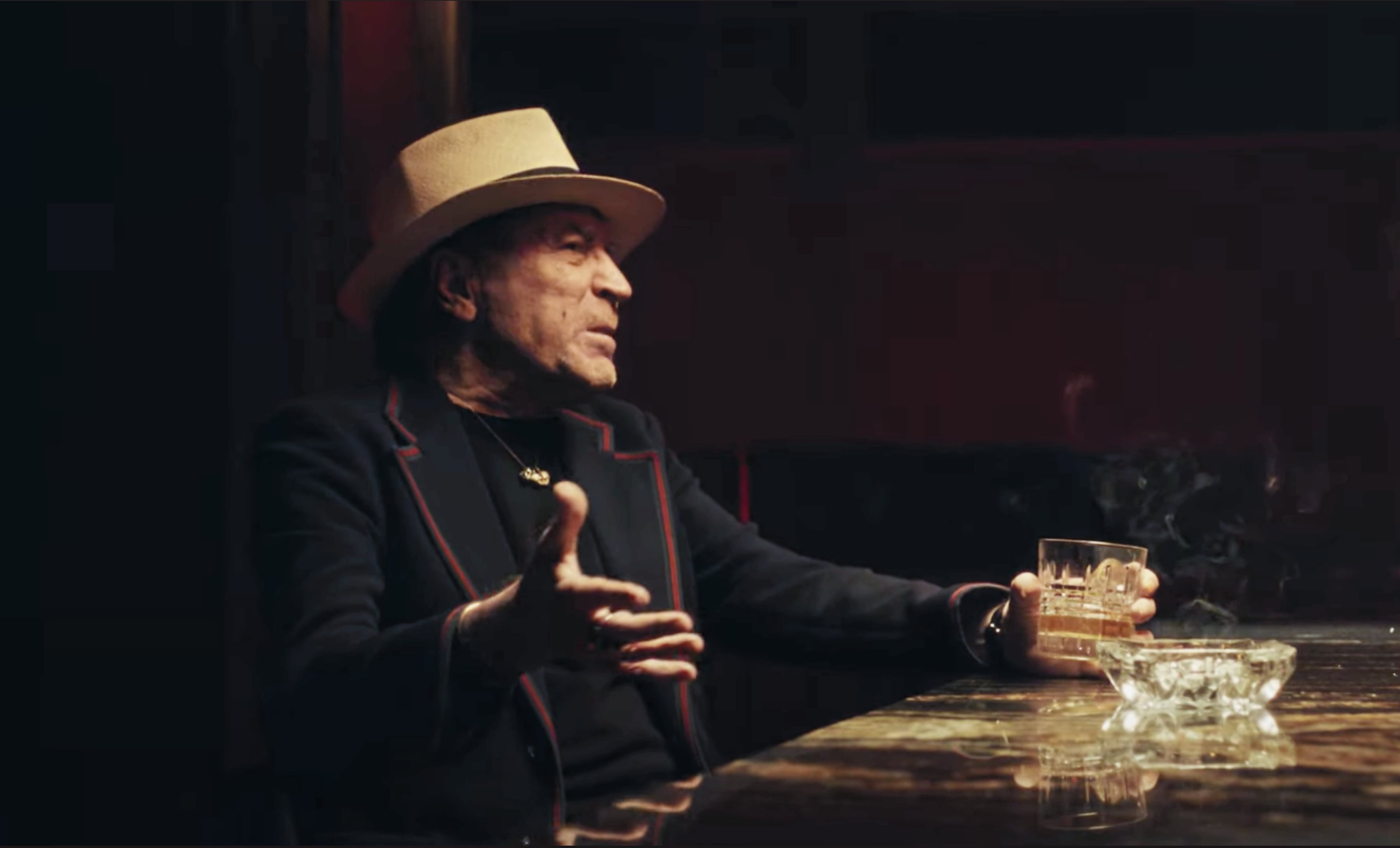 Cantautor grabó video en un bar en el que hace un homenaje a las personas que han formado parte de su vida