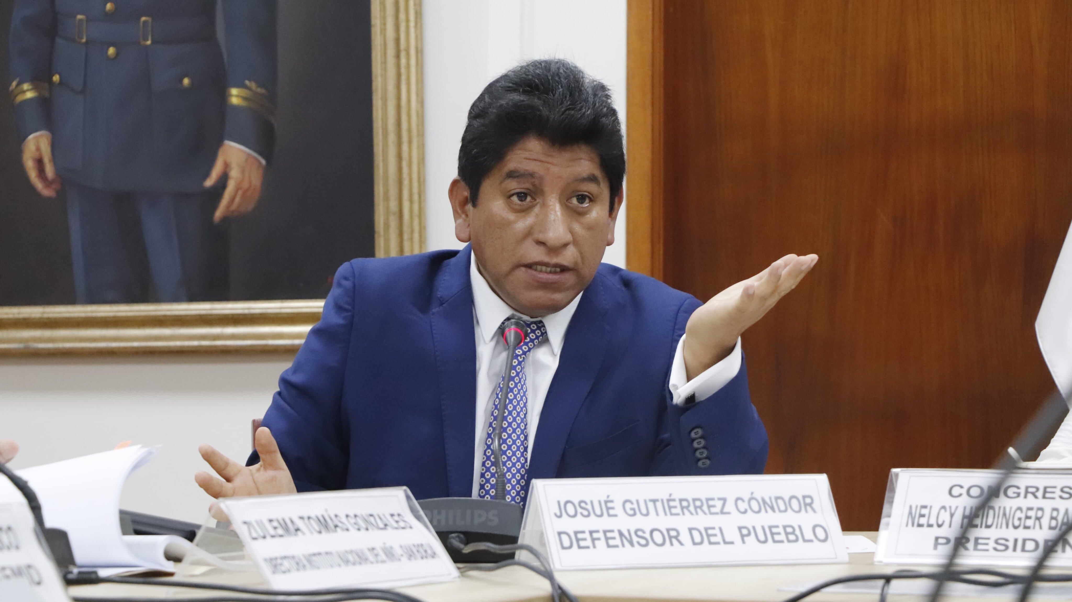 Josué Gutiérrez planteó aplicar por 30 días una restricción al uso de motos lineales en Lima para combatir la delincuencia. También propone prohibir que viajen dos personas en zonas en emergencia. (Foto: Defensoría)