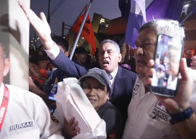 Simpatizantes de partidos llegan a exteriores del Centro de Convenciones por debate presidencial (Foto: Julio Reaño/GEC)