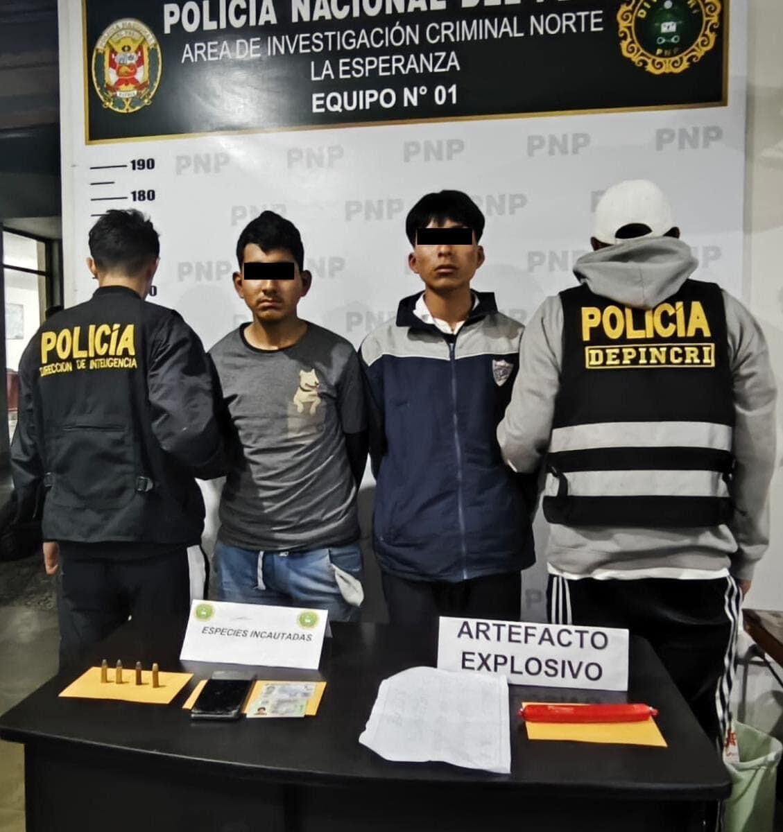 Según información policial, se les encontró cartucho de dinamita, municiones y una carta con contenido extorsivo.