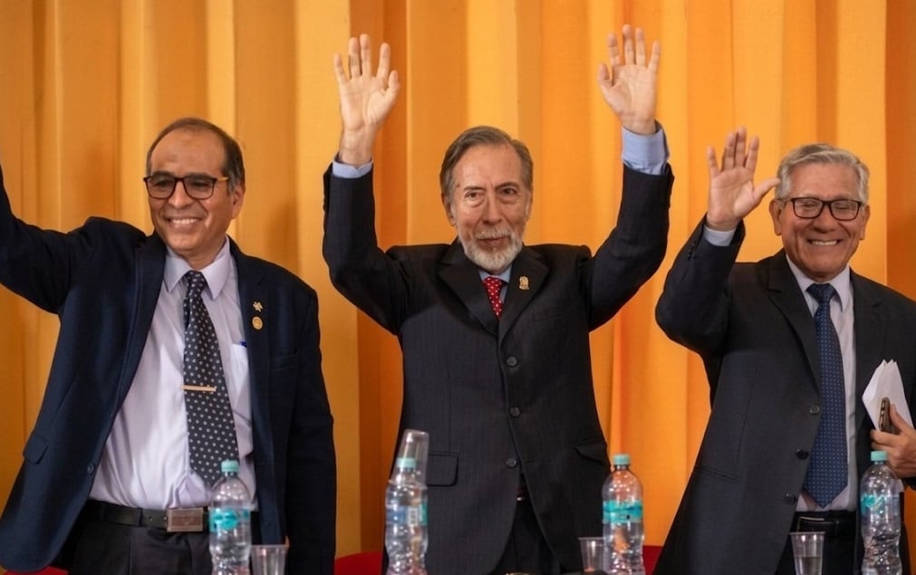 Loayza junto a los próximos vicerrectores Sosa y Ahumada.