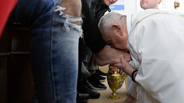 El papa Francisco lava los pies a doce presos en ritual de Jueves Santo