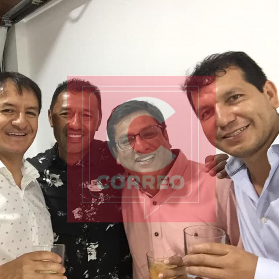 Segundo Sánchez, dueño de la casa de Sarratea, junto a César Vásquez en una celebración.