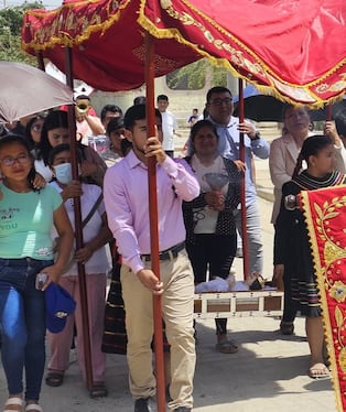 Las pastorcitas, recorrieron las calles del distrito en esta fiesta tradicional.