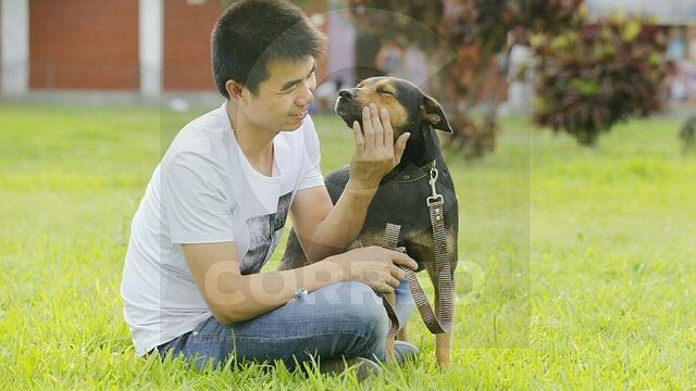 Conmovedor reencuentro entre dueño de chifa Asia y su perro Negrito (FOTOS)