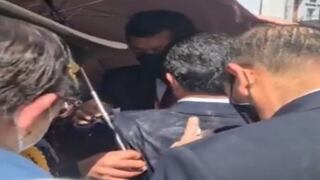 Arrojan huevos y uno le impacta al presidente Pedro Castillo en Tacna (VIDEO)