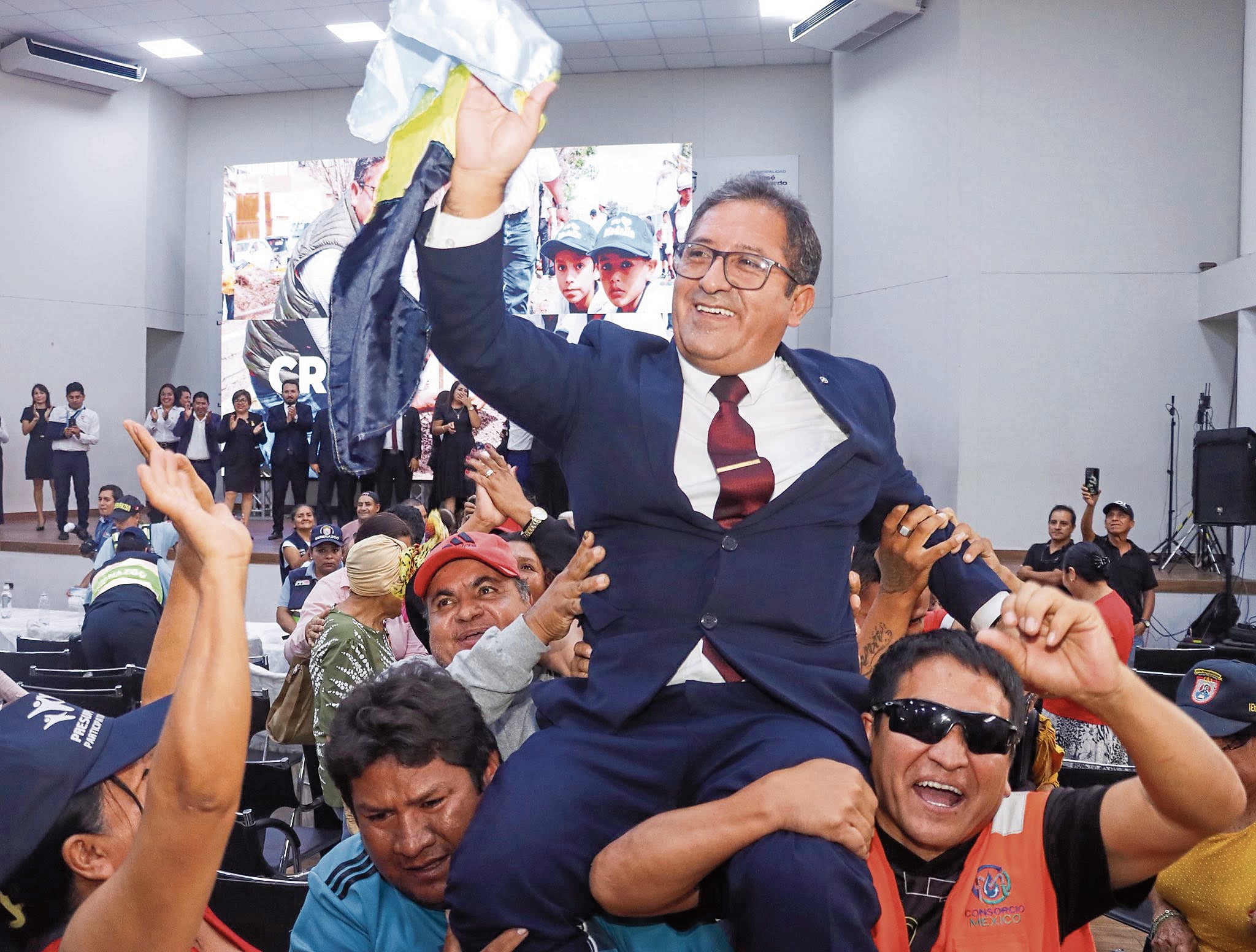 Elber Requejo es vacado por irregularidades en municipio.