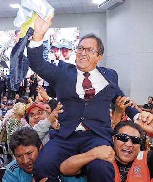 Elber Requejo es vacado por irregularidades en municipio.