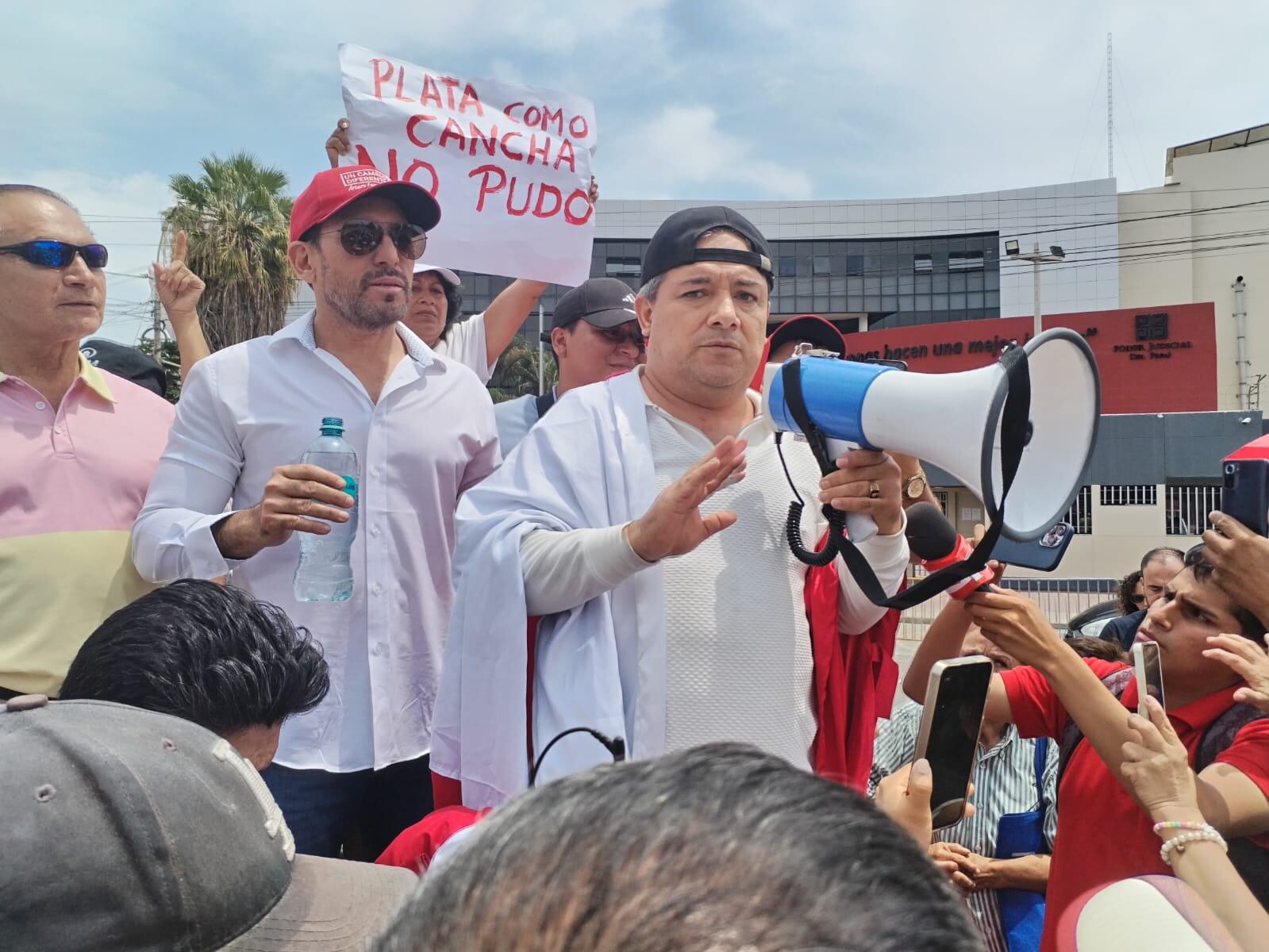 El exalcalde de Moche recobró su libertad tras participar de dos audiencias judiciales por difama-ción. Corte Superior de Justicia lo volvió a citar para el 28 de marzo en la tarde.