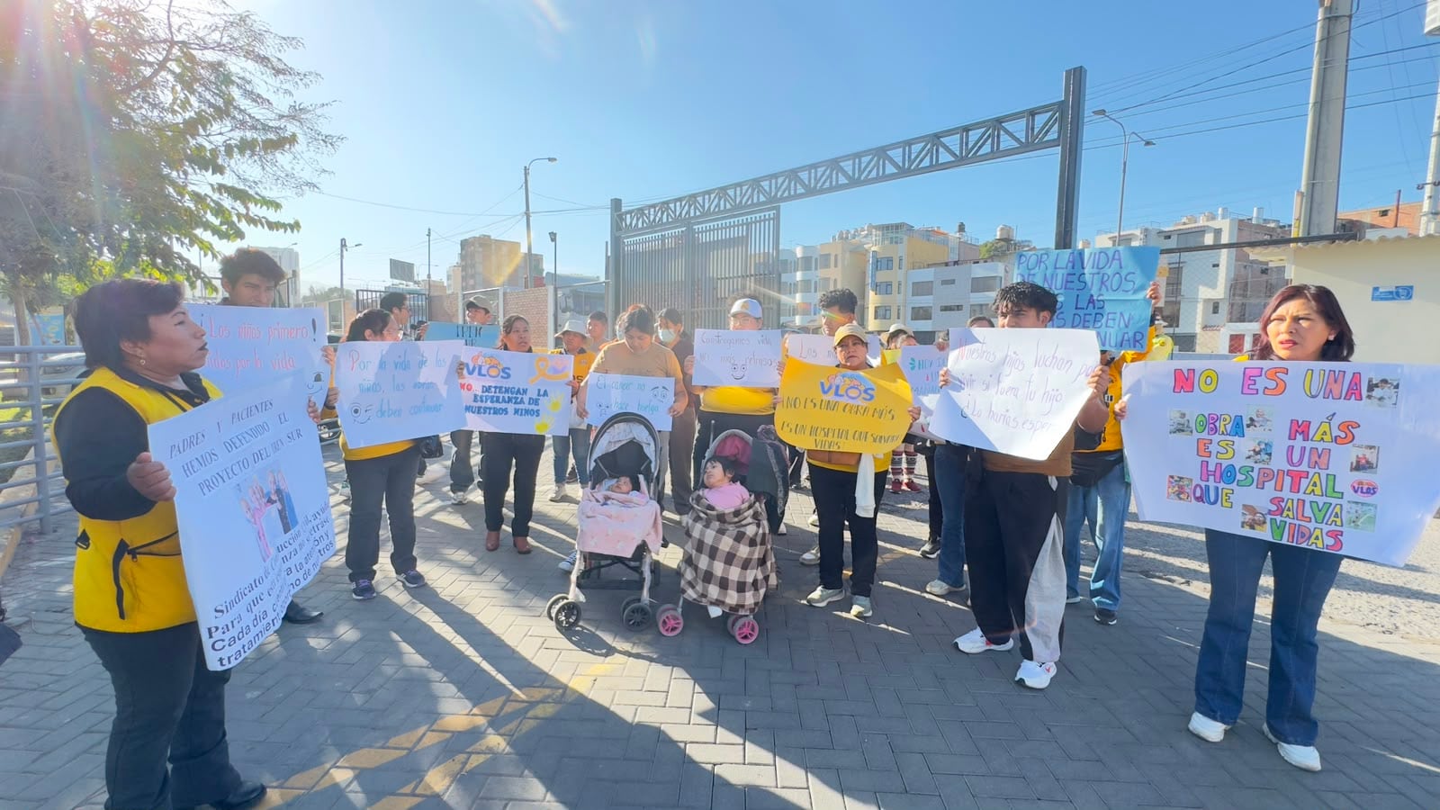 Construcción Civil paraliza obra del IREN Sur y familiares de niños con cáncer protestan en Arequipa (Foto: GEC)