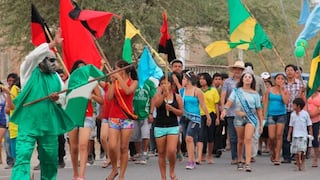 Festejos de los juegos de carnaval en el distrito de Marcavelica, en Piura