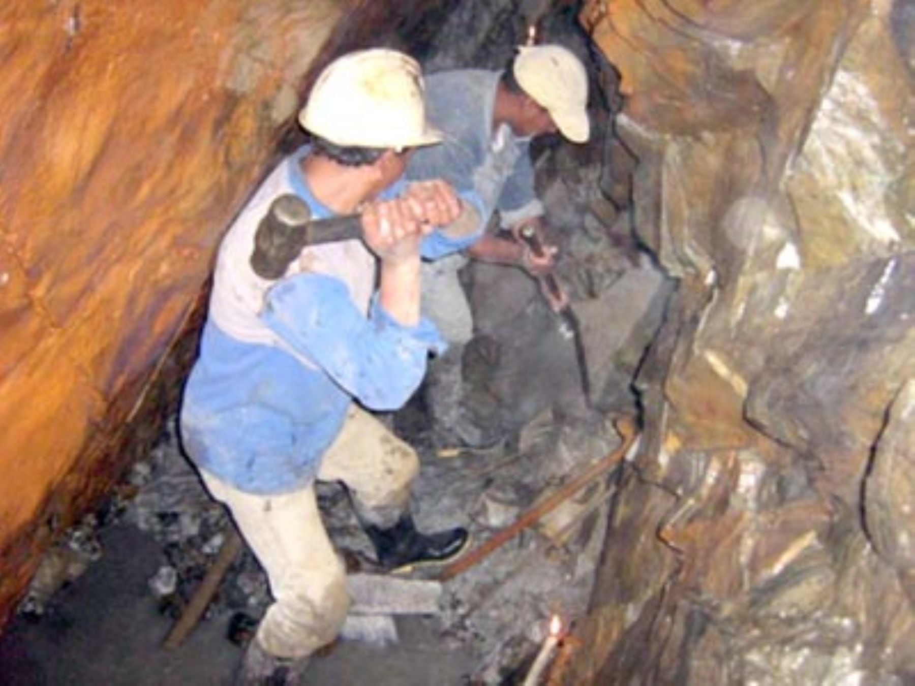 Miles de mineros ponen en riesgo su vida por trabajar en socavones informales. Foto: Andina.