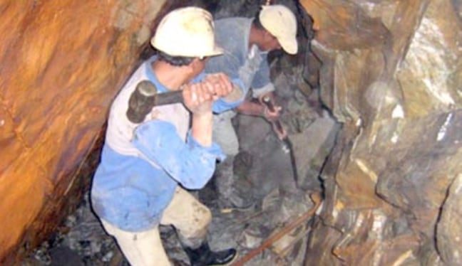 Miles de mineros ponen en riesgo su vida por trabajar en socavones informales. Foto: Andina.