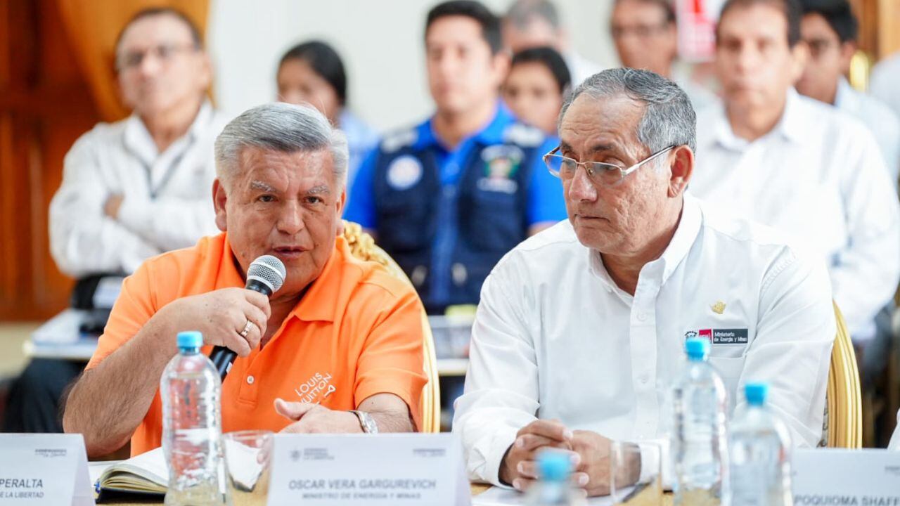 Gobernador regional César Acuña se reunió con el ministro de Energía y Minas, Óscar Vera, y los 12 alcaldes provinciales para tratar problema de la minería ilegal y retomar proyectos de electrificación pendientes.