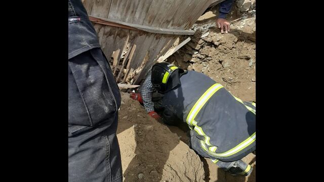 Rescatan a anciano que quedó sepultado por derrumbe de un cerro en Mi Perú