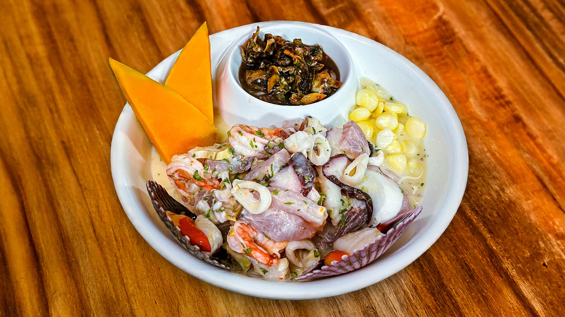 Con más de 30 años de trayectoria, el restaurante rinde homenaje al plato bandera del Perú con una propuesta que incluye ceviches clásicos y especiales preparados con insumos marinos de alta calidad.