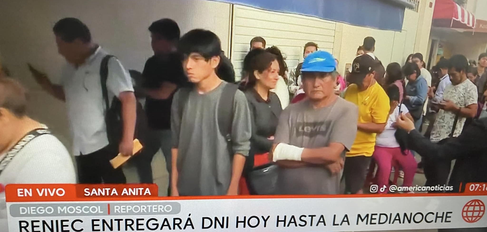 Ciudadanos reportan pagos de hasta 15 soles para acceder a la fila, mientras la espera se extiende por varias cuadras desde la madrugada. FOTO: AMÉRICA NOTICIAS