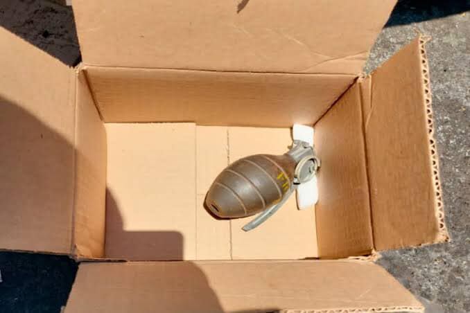 El obrero realizaba su trabajo cuando halló una mochila y al abrirla se percartó que en el interior estaba el aparato explosivo.