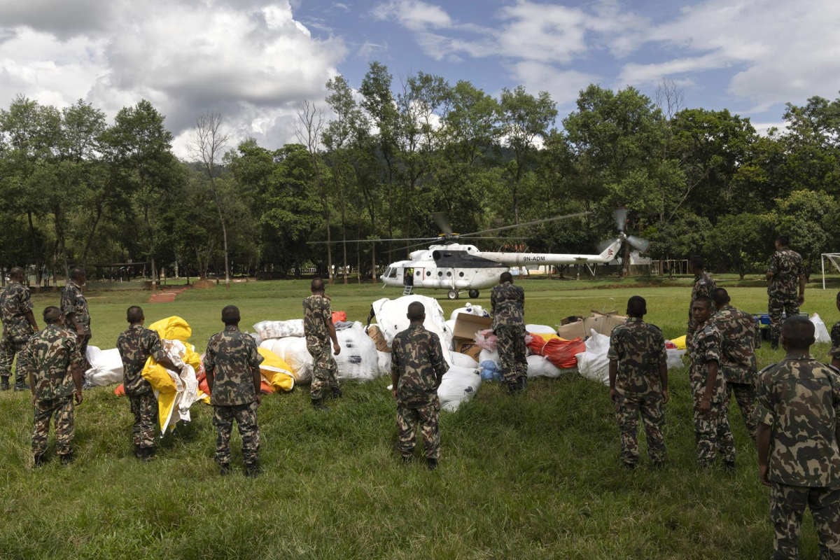 Miembros del Ejército de Nepal preparan material de socorro para su envío en el helipuerto del Centro de Operaciones del Ejército en el distrito de Nuwakot, Nepal, el 28 de agosto de 2026. Foto: EFE/EPA/NARENDRA SHRESTHA