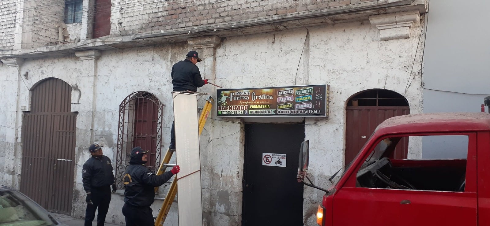 Retiran cerca de 50 letreros mal instalados en el Centro Histórico de Arequipa. Foto: Municipalidad Provincial de Arequipa.