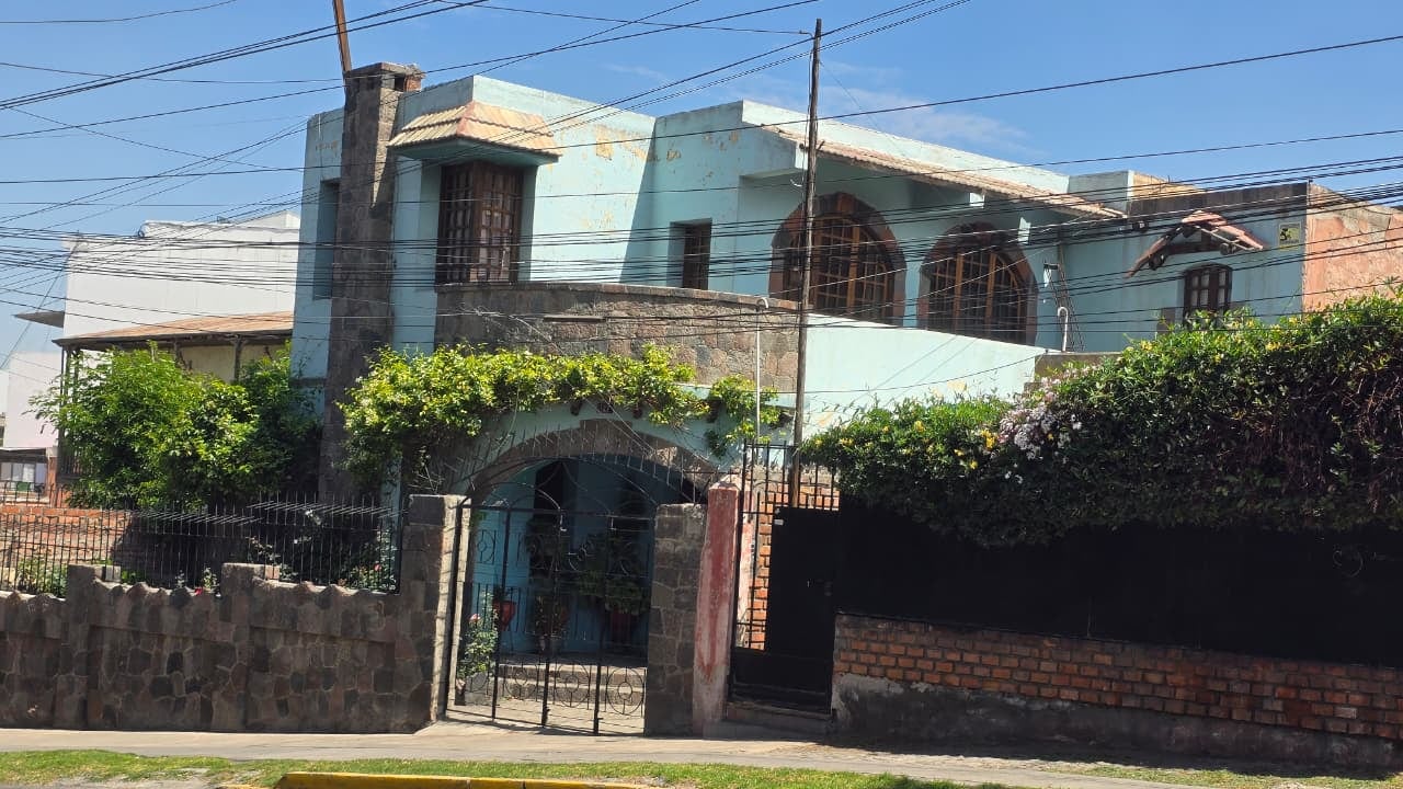 Casonas de estilos únicos en la av. San Martín, en Arequipa. (Foto: Yunsu Pariapaza/@photo.gec)