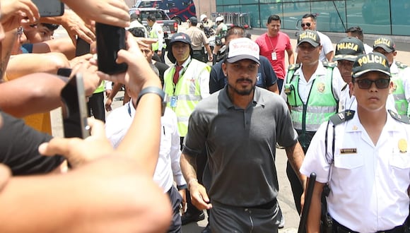 Paolo Guerrero salió por la puerta N° 3 del aeropuerto Jorge Chávez. (Foto: GEC)