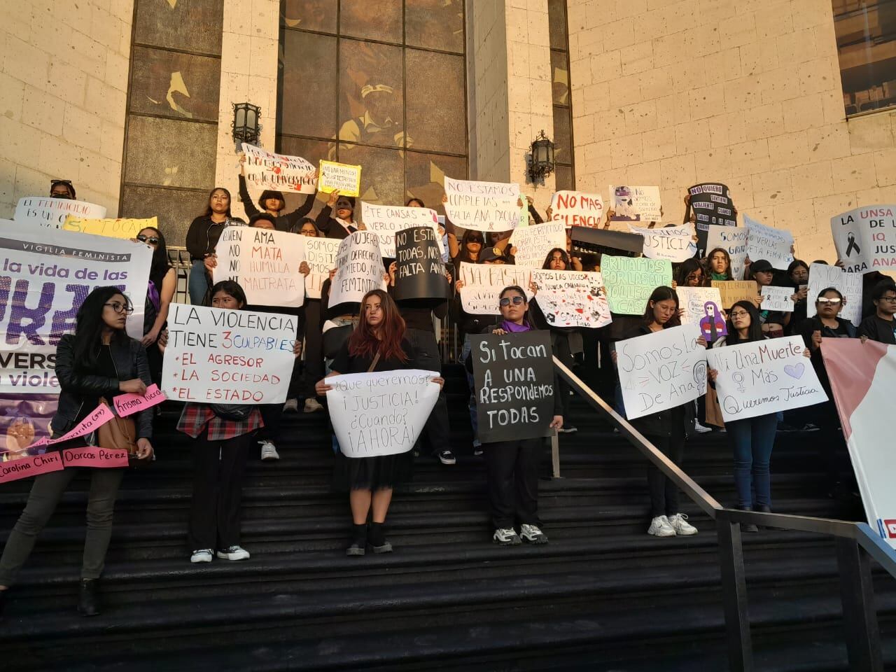 Llegaron a la sede de la Corte Superior de Justicia de Arequipa para mostrar su rechazo a Rodrigo Larico. (Foto: GEC)