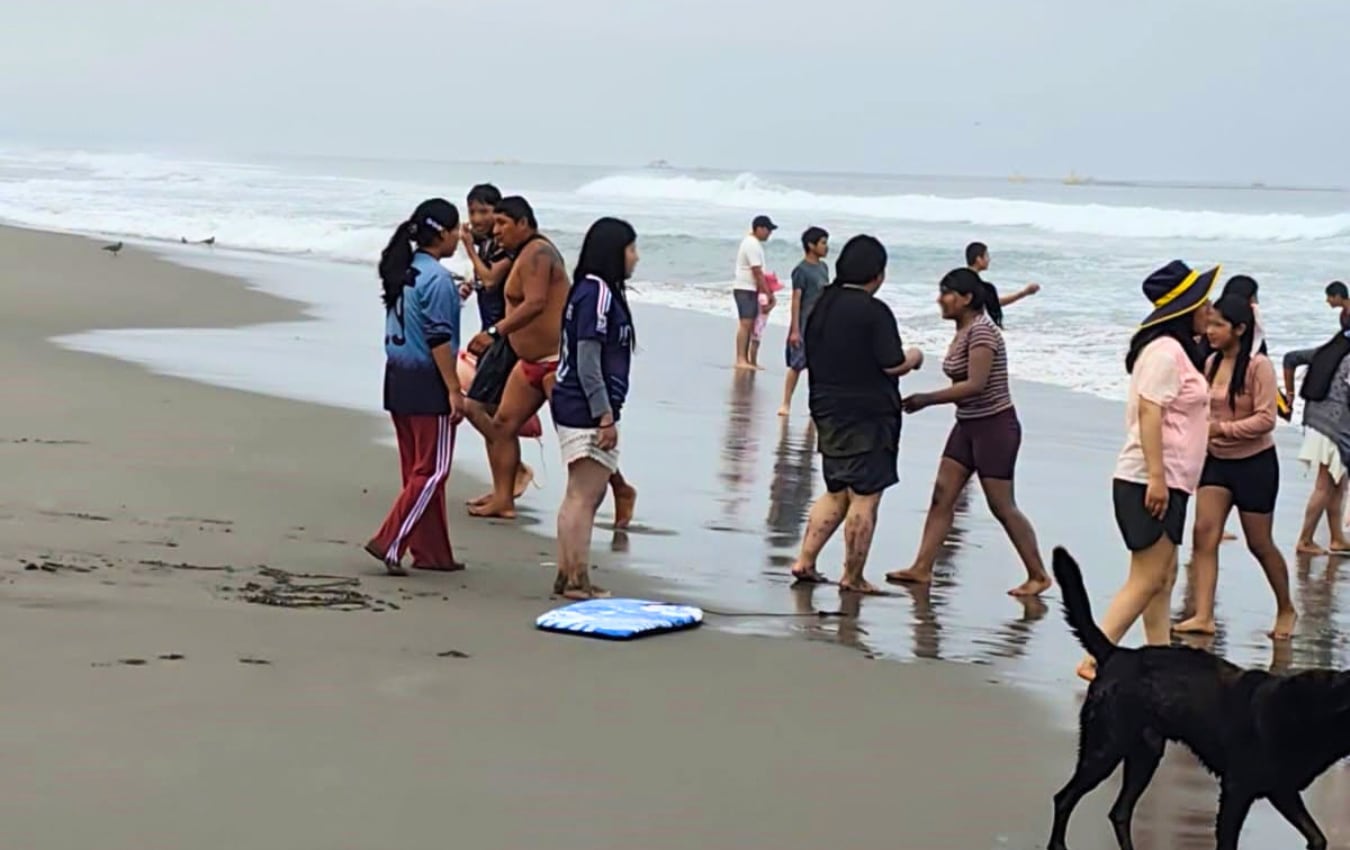 Rescatan a dos bañistas en la primera playa de Mollendo, en Arequipa. Foto: Municipalidad Provincial de Islay.