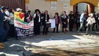 Trabajadores sociales protestan contra decreto que generaría despidos en empresas