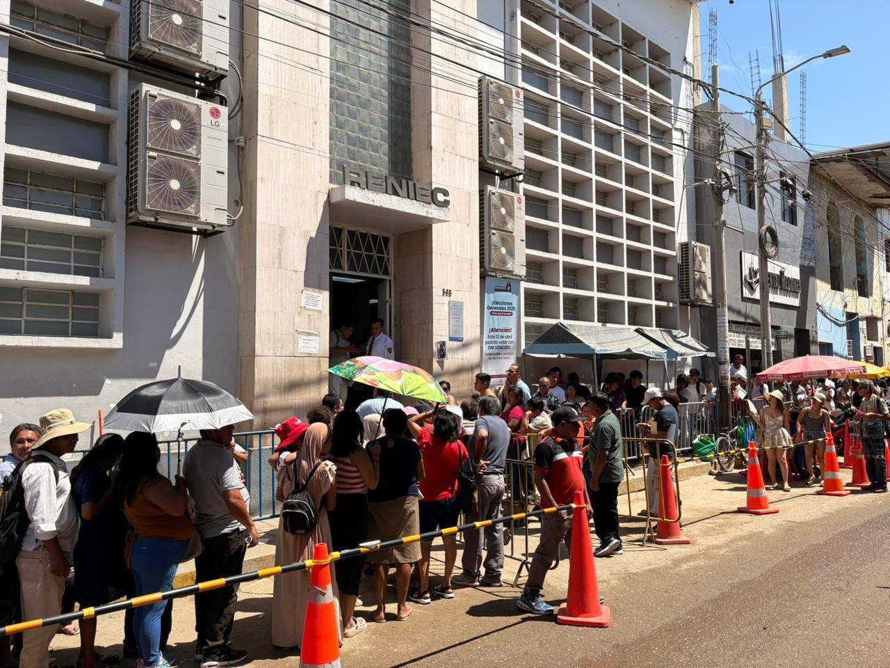 Forman largas colas para el recojo del DNI