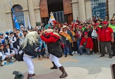 Chinchilpos y gamonales se “dan de alma” frente a la Catedral de Huancayo en zumbanacuy