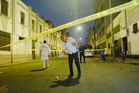 Cercado de Lima: Asesinan a balazos a ciudadano extranjero a una cuadra de la plaza Dos de Mayo (GALERÍA)