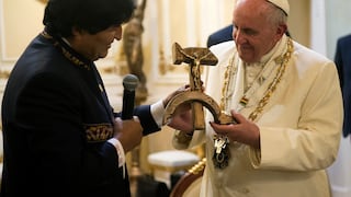 Papa Francisco asegura que no se ofendió por la cruz sobre hoz y martillo de Evo Morales