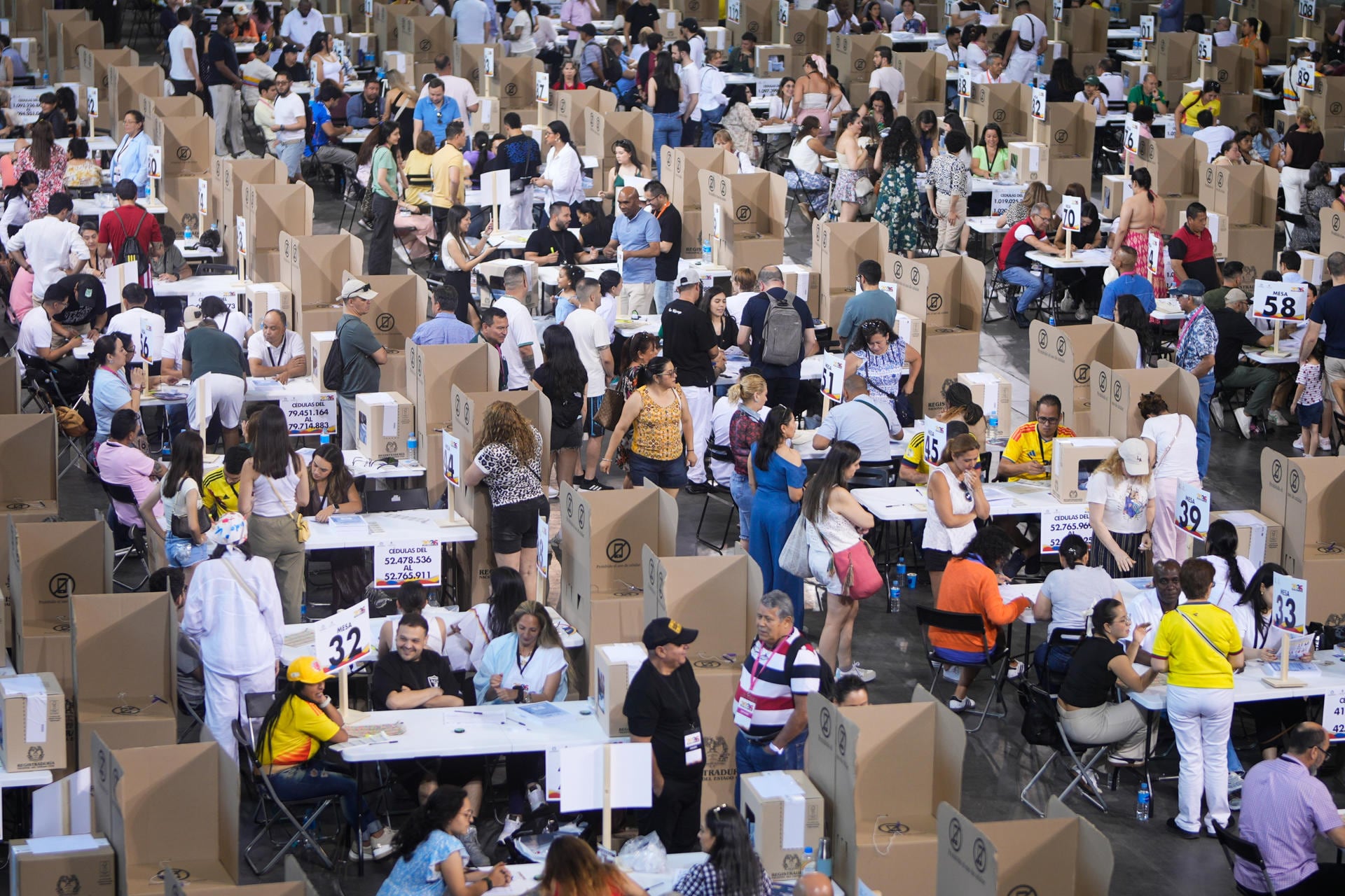 Los centros de votación abrieron sus puertas en todo el país para una jornada electoral que definirá quién avanzará en la carrera por la Presidencia de Colombia para el periodo 2026-2030. (EFE/Borja Sánchez Trillo).