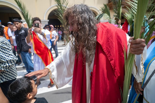 Domingo de Ramos: fieles y el Cristo Cholo recorren la Catedral y Plaza de Armas de Lima. (Fotos: Paloma del Solar/GEC)