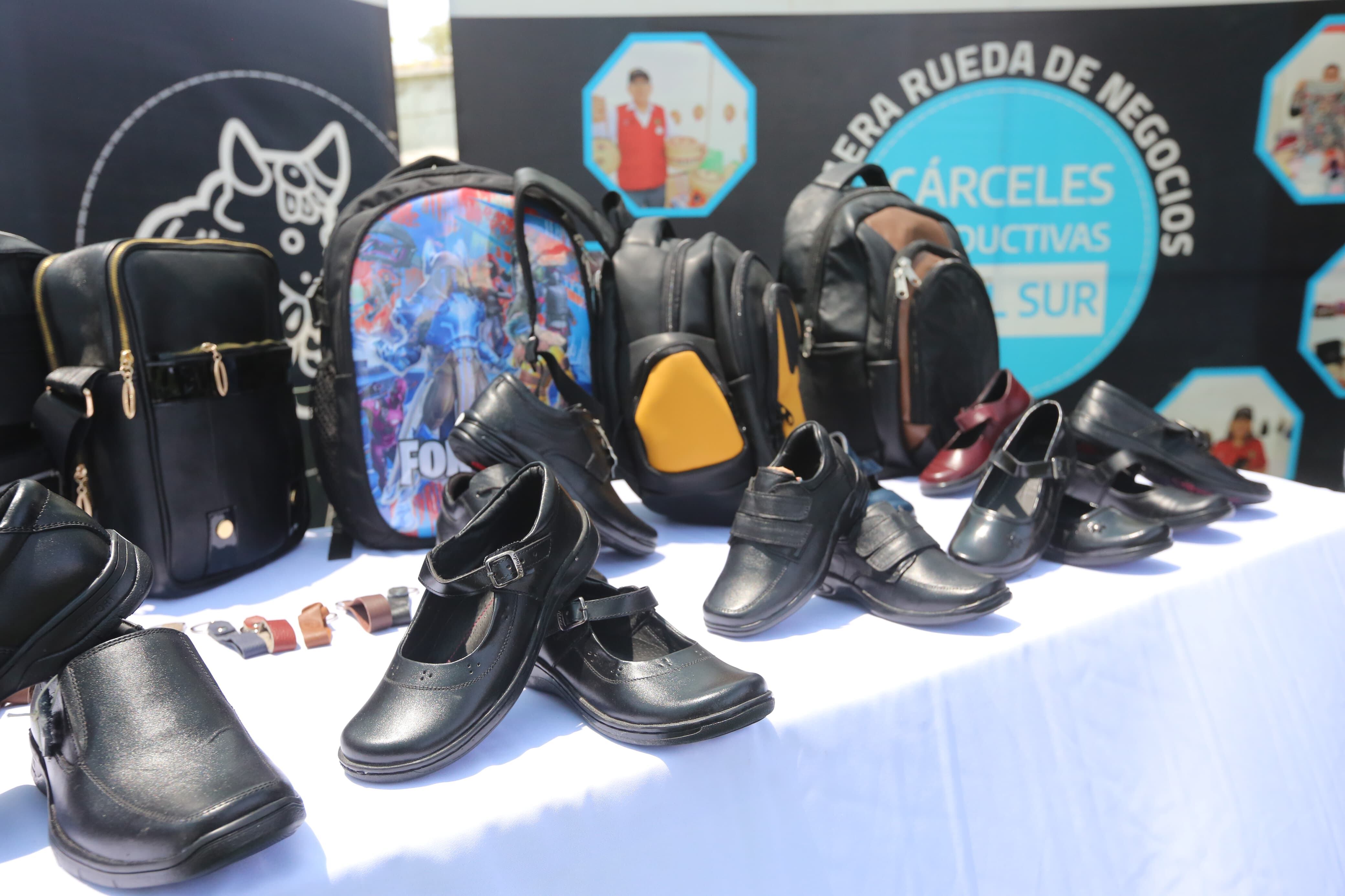 Calzado y mochilas para escolares. Foto: Leonardo Cuito.