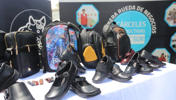 Calzado y mochilas para escolares. Foto: Leonardo Cuito.