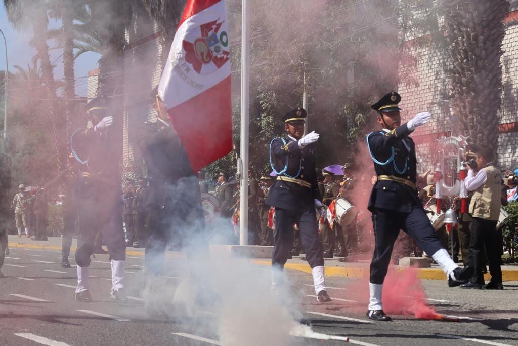 Cadetes del Colegio Militar Coronel Gregorio Albarracín Lanchipa atraviesan una cortina de humo con los colores rojo y blanco. (Foto: Difusión)