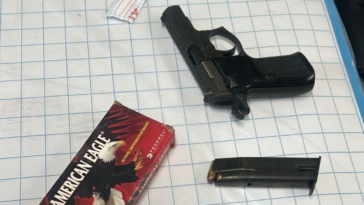 Agentes de la comisaría de El Alambre los sorprendieron durante operativo “Colegio Seguro 2026”. Hecho alerta sobre seguridad en centros educativos.