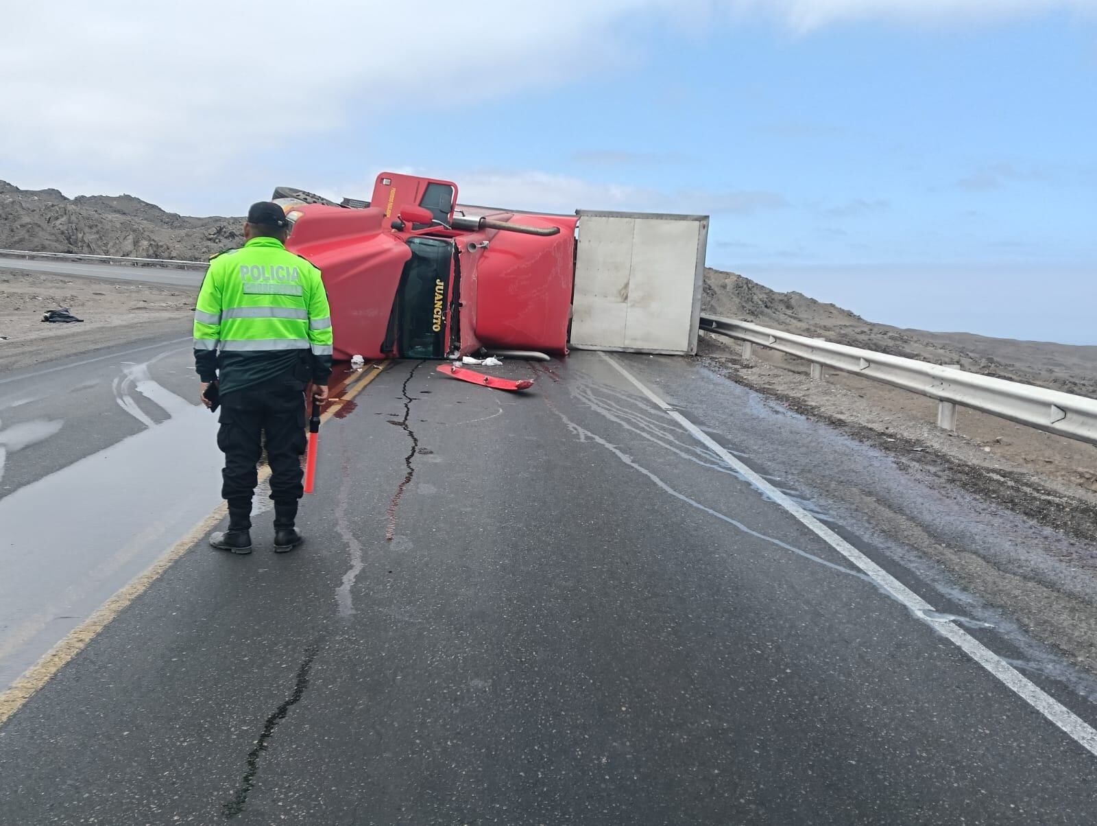 Tráiler quedó en medio de la pista. Foto: difusión.