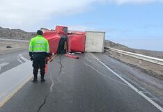 Arequipa: Tráiler con 800 cajas de pescado jurel se despista en distrito de Yauca