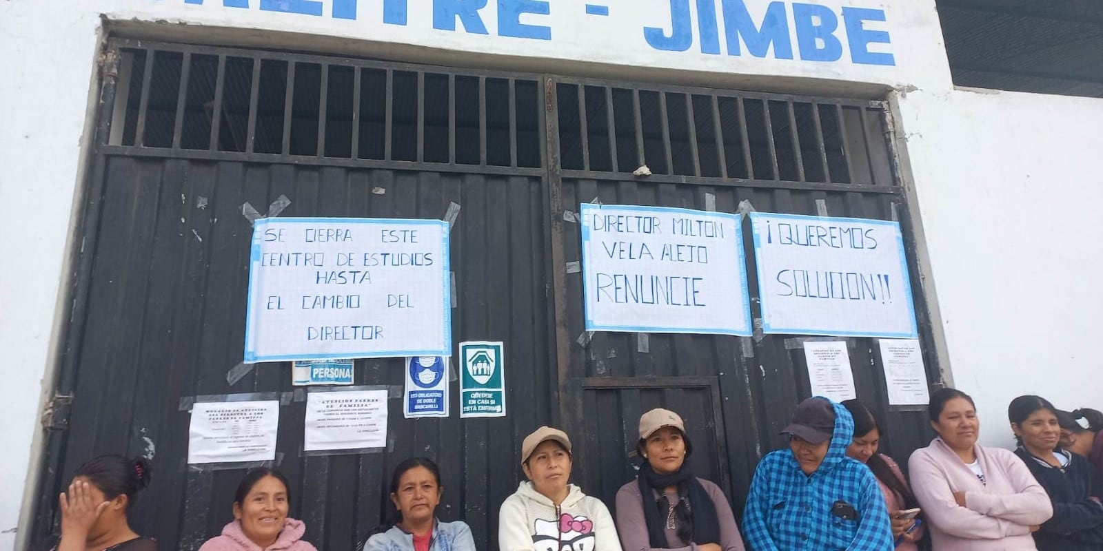 Progenitores del centro poblado Salitre piden a funcionarios de la UGEL Santa atender su reclamo.