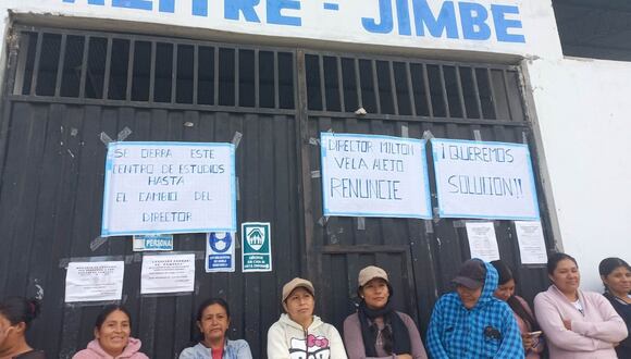 Progenitores del centro poblado Salitre piden a funcionarios de la UGEL Santa atender su reclamo.