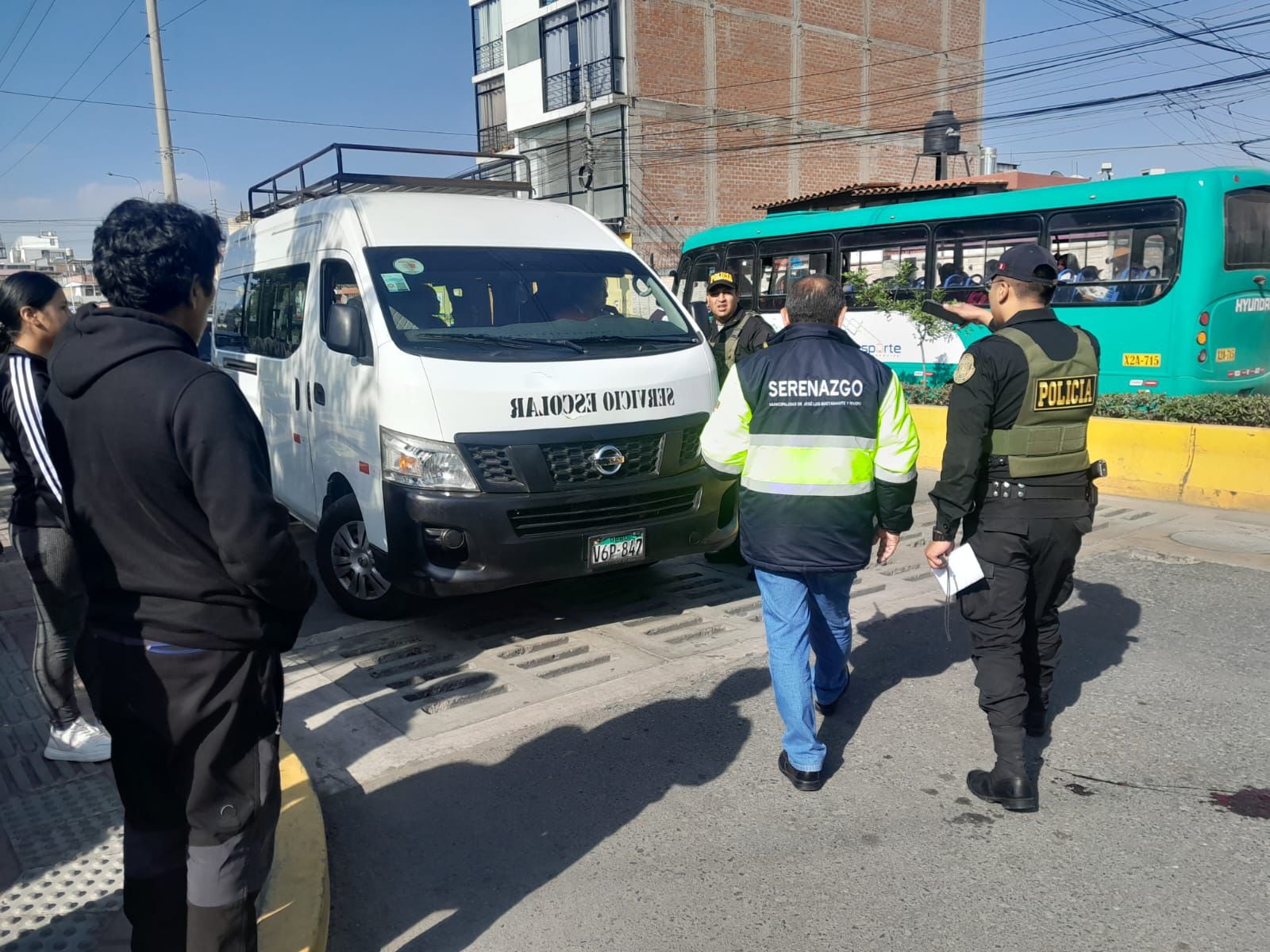 Abuelita queda grave tras ser impactada por combi escolar en José Luis Bustamante y Rivero. Foto: GEC.