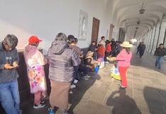 Pobladores madrugan para renovar el DNI de sus hijos en Arequipa