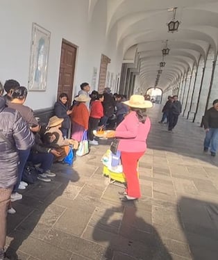 Pobladores madrugan para renovar el DNI de sus hijos. (Foto: Difusión)